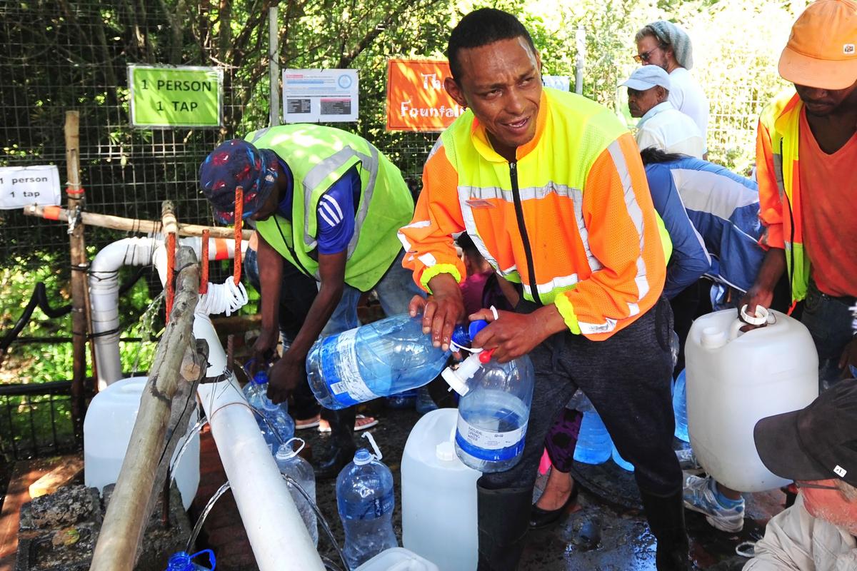 People fill up containers with spring water Video360Video360